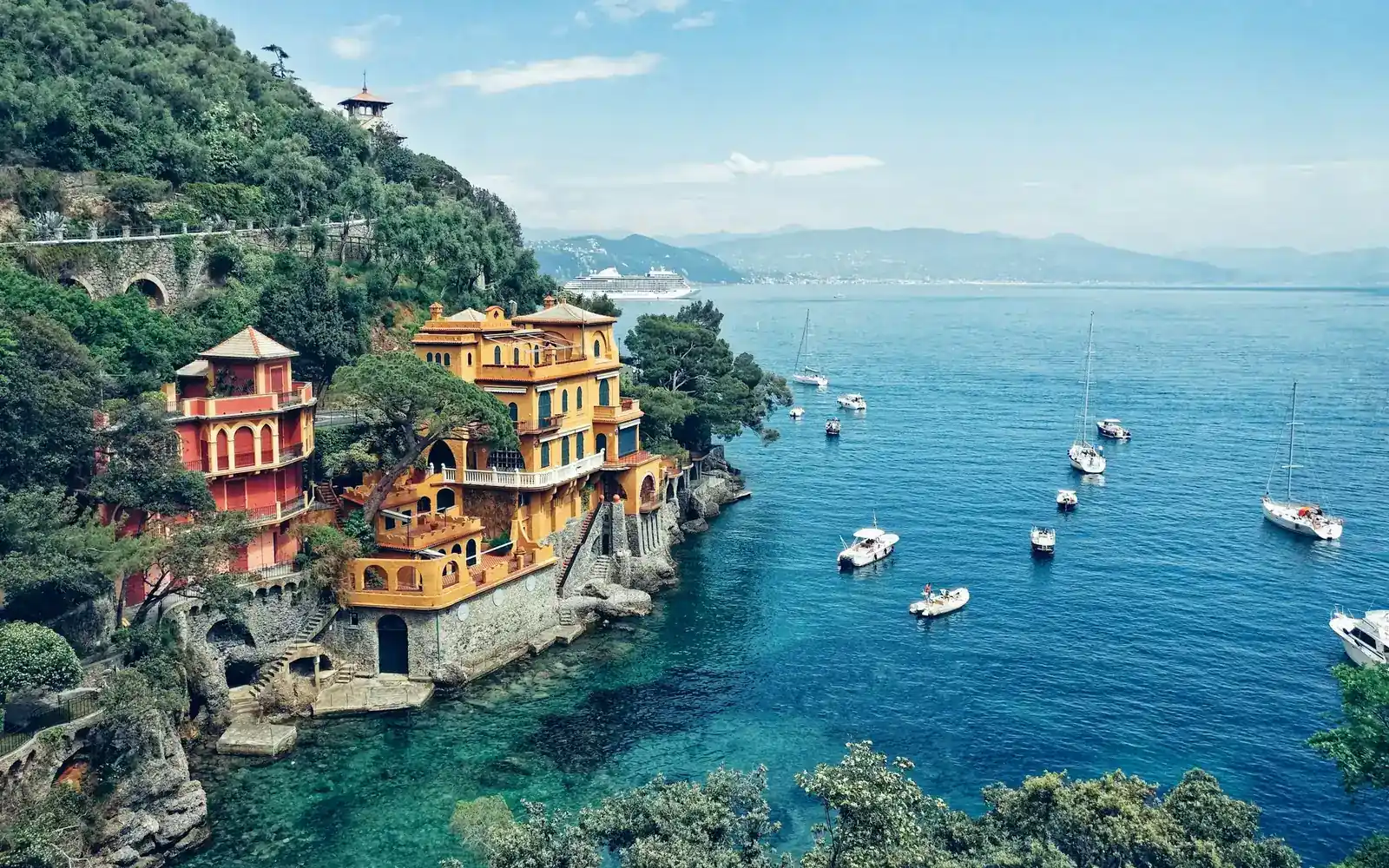 A turquoise bay with boats on the Italian Riviera